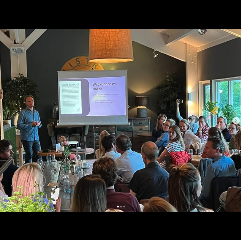 Jonas presenteert tijdens een SocialWize ouderavond