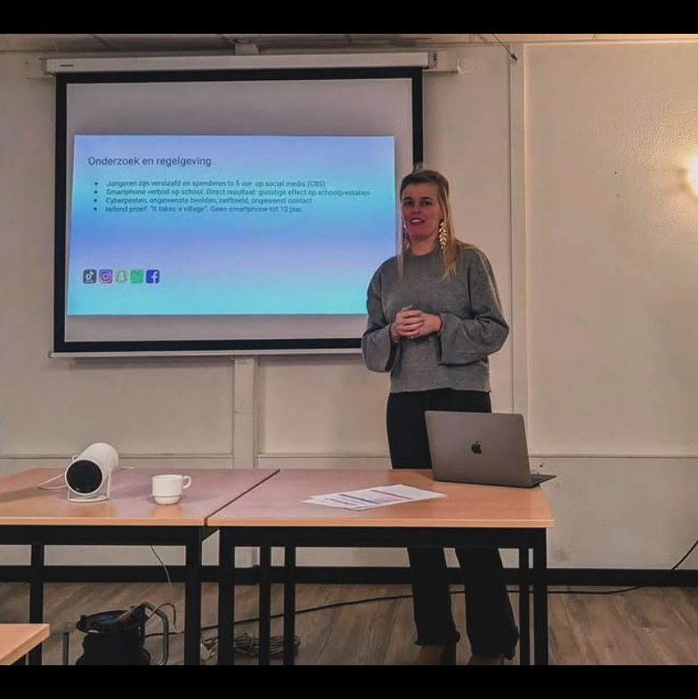 Noor presenteert tijdens een SocialWize sessie